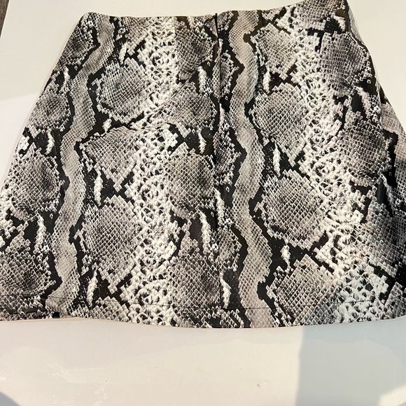 Like new vegan leather cobra print lined skirt - Picture 5 of 6
